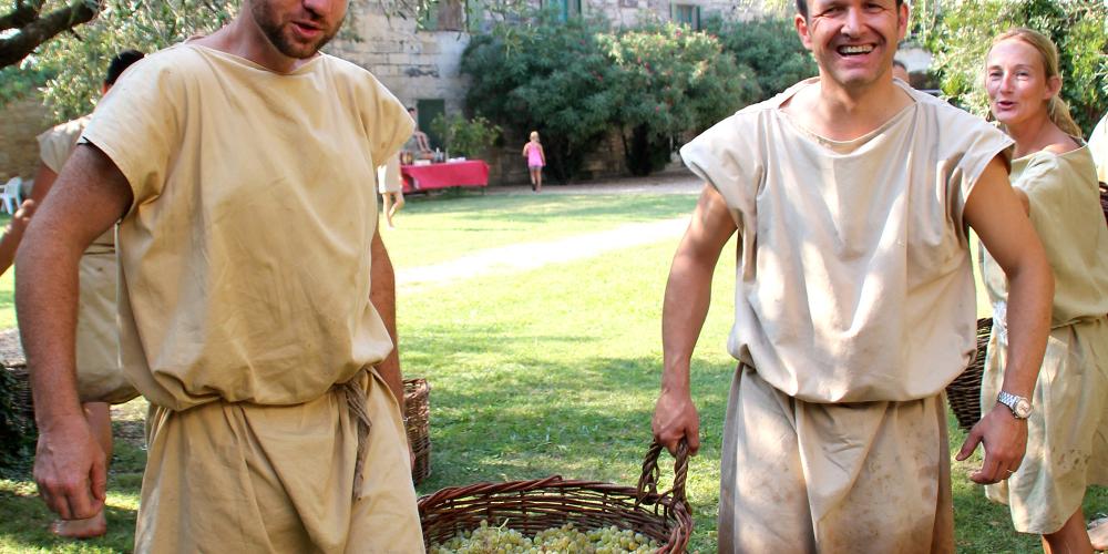 In the Mas des Tourelles: Reenactment of the grape harvest as in Roman times, the 2nd weekend of September. – © C. Parent In the Mas des Tourelles: Reenactment of the grape harvest as in Roman times, the 2nd weekend of September. – © C. Parent