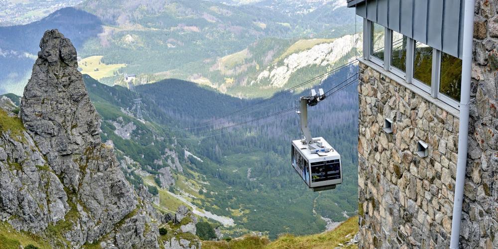 La télécabine au sommet de Kasprowy Wierch est le seul téléphérique alpin en Pologne. Vous pouvez parcourir ses 4 300 m de longueur en 20 minutes, et profiter de la vue incroyable sur les Tatras et du restaurant panoramique et autres installations touristiques au sommet. – © Ryszard Stelmachowicz La télécabine au sommet de Kasprowy Wierch est le seul téléphérique alpin en Pologne. Vous pouvez parcourir ses 4 300 m de longueur en 20 minutes, et profiter de la vue incroyable sur les Tatras et du restaurant panoramique et autres installations touristiques au sommet. – © Ryszard Stelmachowicz