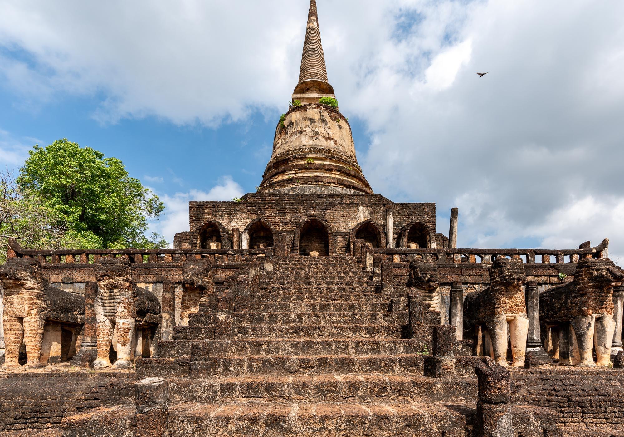 The bell-shaped stupa of Wat Chang Lom was inspired by the Sri Lanka style. – © Michael Turtle