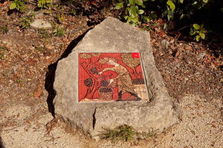 Reproduction of a medieval image in the "Memories of Garrigue" trail – CP : Yann de Fareins / EPCC Pont du Gard