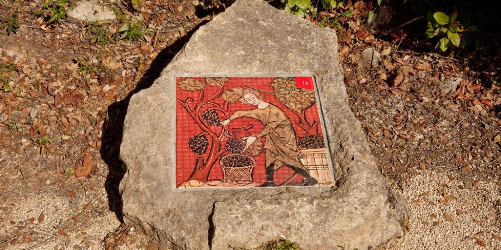 Reproduction of a medieval image in the "Memories of Garrigue" trail – CP : Yann de Fareins / EPCC Pont du Gard Reproduction of a medieval image in the "Memories of Garrigue" trail – CP : Yann de Fareins / EPCC Pont du Gard