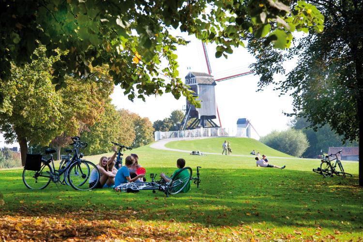 On any lazy Sunday come to admire the four remaining windmills as well as several medieval town gates. – © Jan D'Hondt / VisitBruges