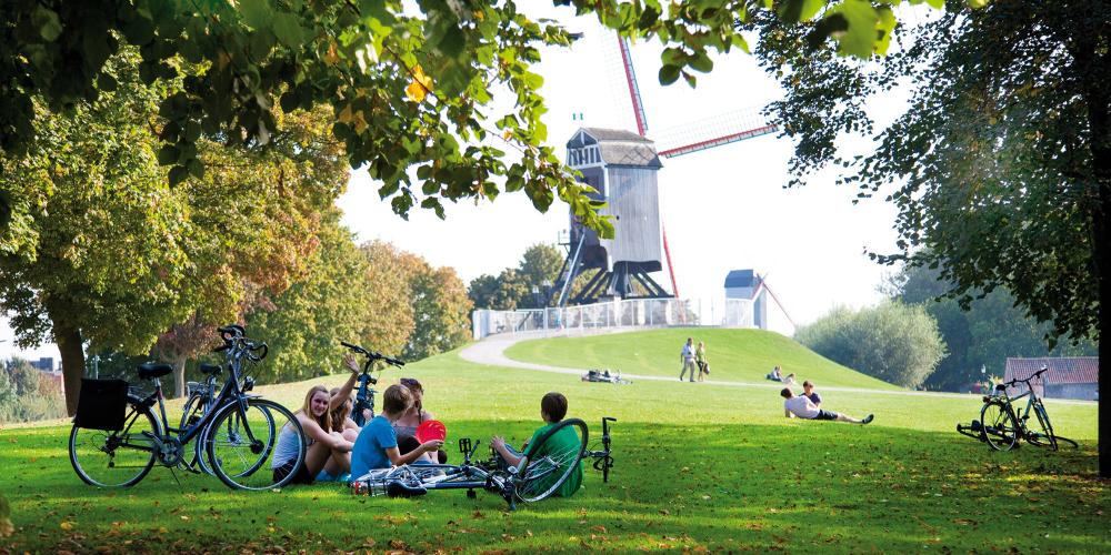 On any lazy Sunday come to admire the four remaining windmills as well as several medieval town gates. – © Jan D'Hondt / VisitBruges On any lazy Sunday come to admire the four remaining windmills as well as several medieval town gates. – © Jan D'Hondt / VisitBruges