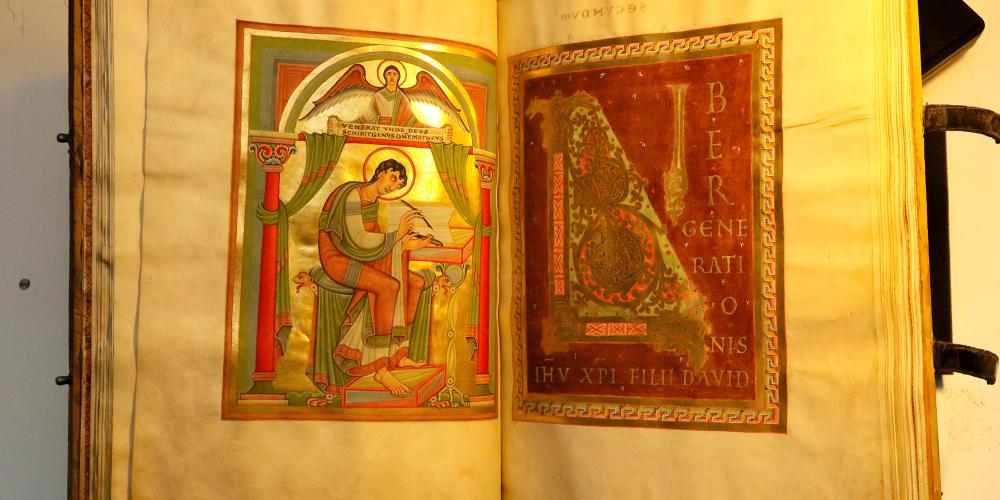 The brilliantly designed “Evangeliar Codex Caesareus Upsaliensis” is the central point of the exhibition at the imperial palace in Goslar. – © GOSLAR marketing gmbh The brilliantly designed “Evangeliar Codex Caesareus Upsaliensis” is the central point of the exhibition at the imperial palace in Goslar. – © GOSLAR marketing gmbh