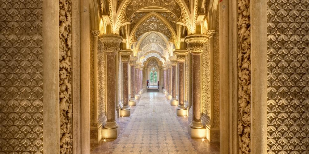 Les motifs végétaux intérieurs élaborés s'étendent harmonieusement à l'extérieur du palais, jusqu'aux jardins qui complètent la construction. – © PSML / EMIGUS Les motifs végétaux intérieurs élaborés s'étendent harmonieusement à l'extérieur du palais, jusqu'aux jardins qui complètent la construction. – © PSML / EMIGUS