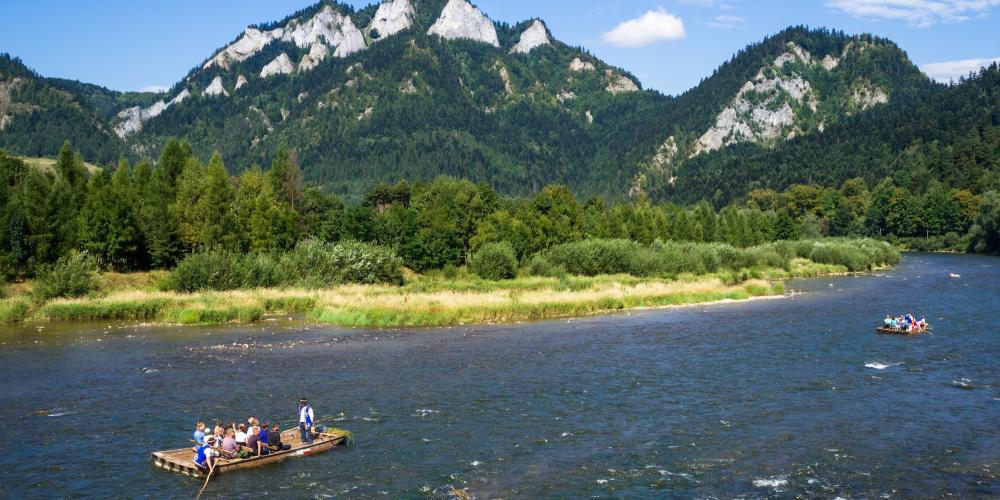 Les aventuriers font du rafting sur la rivière Dunajec depuis 200 ans, et les guides de la rivière habiles, habillés de tenues traditionnelles, naviguent la rivière à débit rapide à travers ses canyons calcaires et vallées magnifiques. – © Tomasz Mazon Les aventuriers font du rafting sur la rivière Dunajec depuis 200 ans, et les guides de la rivière habiles, habillés de tenues traditionnelles, naviguent la rivière à débit rapide à travers ses canyons calcaires et vallées magnifiques. – © Tomasz Mazon