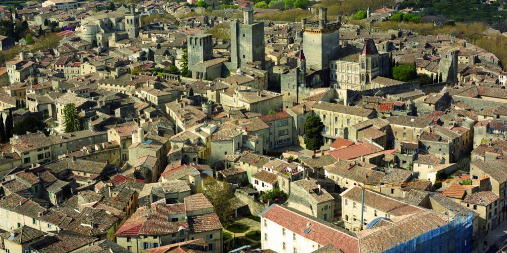 Uzès, ville d'art et d'histoire, offre à ses visiteurs la chance d'explorer son patrimoine culturel si riche, empreint d'histoire. – © City of Uzès Drone Aero Services DR