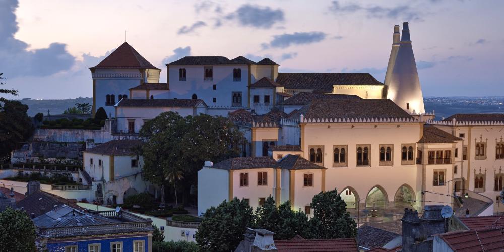 Le palais national de Sintra, couronné par ses deux énormes cheminées coniques, est un monument emblématique de Sintra depuis des siècles. – © PSML / Angelo Hornak