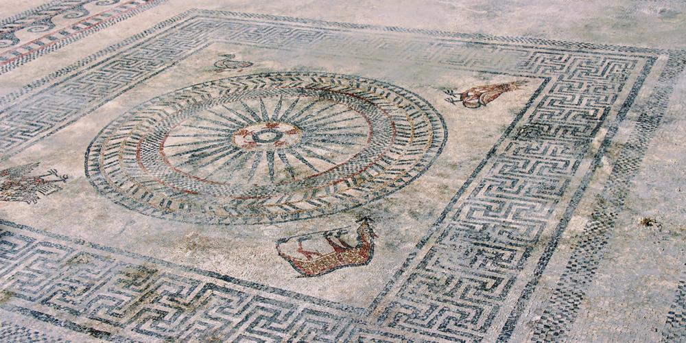 Central motif from Roman mosaic discovered in Uzès (second half of 1st century BC) uncovered in 2017 by researchers from INRAP (French National Institute for Preventive Archaeological Research) – © City of Uzès