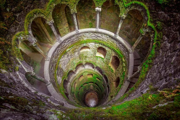 从雷加莱拉庄园入口延伸出的隧道，让游人看到辛特拉的地上与地下部分同样精彩。 – © LALS STOCK / Shutterstock