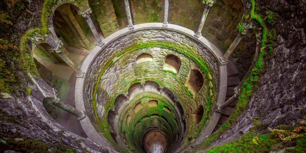 Les tunnels qui mènent au puits initiatique de la Quinta de Regaleira montrent bien aux visiteurs que Sintra est pleine d'imagination aussi bien au-dessus du sol que sous terre. – © LALS STOCK / Shutterstock