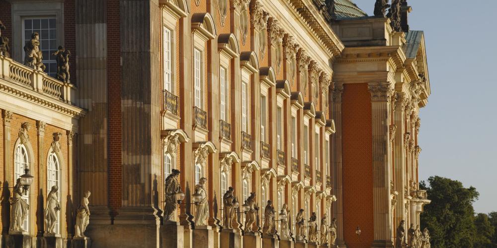 Le nouveau palais complète la section ouest du parc de Sanssouci. Comme presque aucun autre bâtiment en Allemagne, cette structure offre un aperçu du luxe de la vie royale. – © H. Bach / SPSG