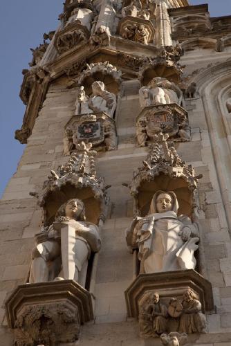 The argument in Bruges over how to fill the empty alcoves lasted until 1989. Eventually the city requested sculptors to reinstate the original statues of rulers and biblical figures. – © Jan D’hondt / Visit Bruges