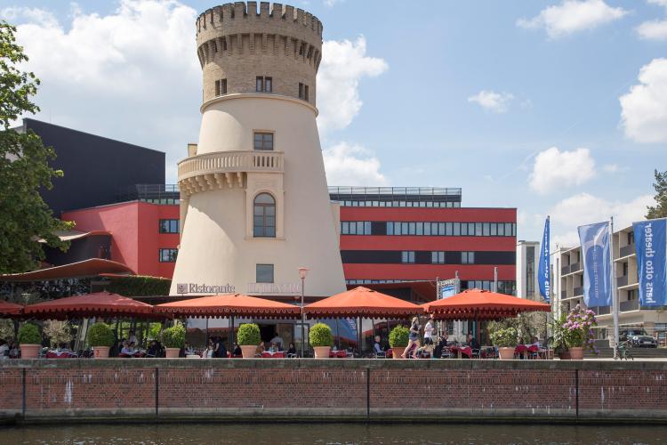 In the cultural quarter Schiffbauergasse, you can eat and relax directly at the shore of the river Havel and enjoy the view towards Babelsberg Park. – © Andre Stiebitz / PMSG