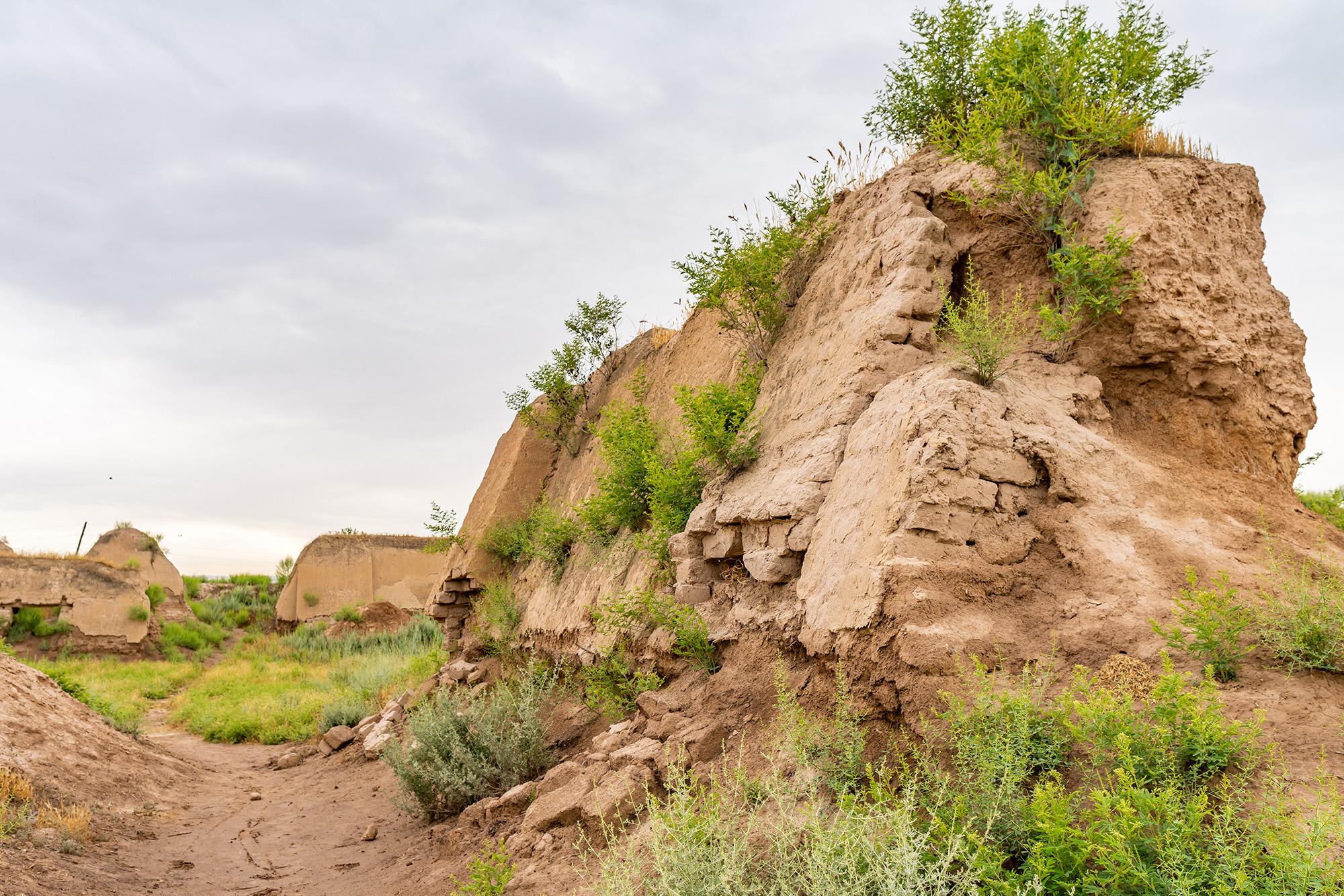 Original adobe brick walls at Ajina-Tepa – © AlexelA / Shutterstock