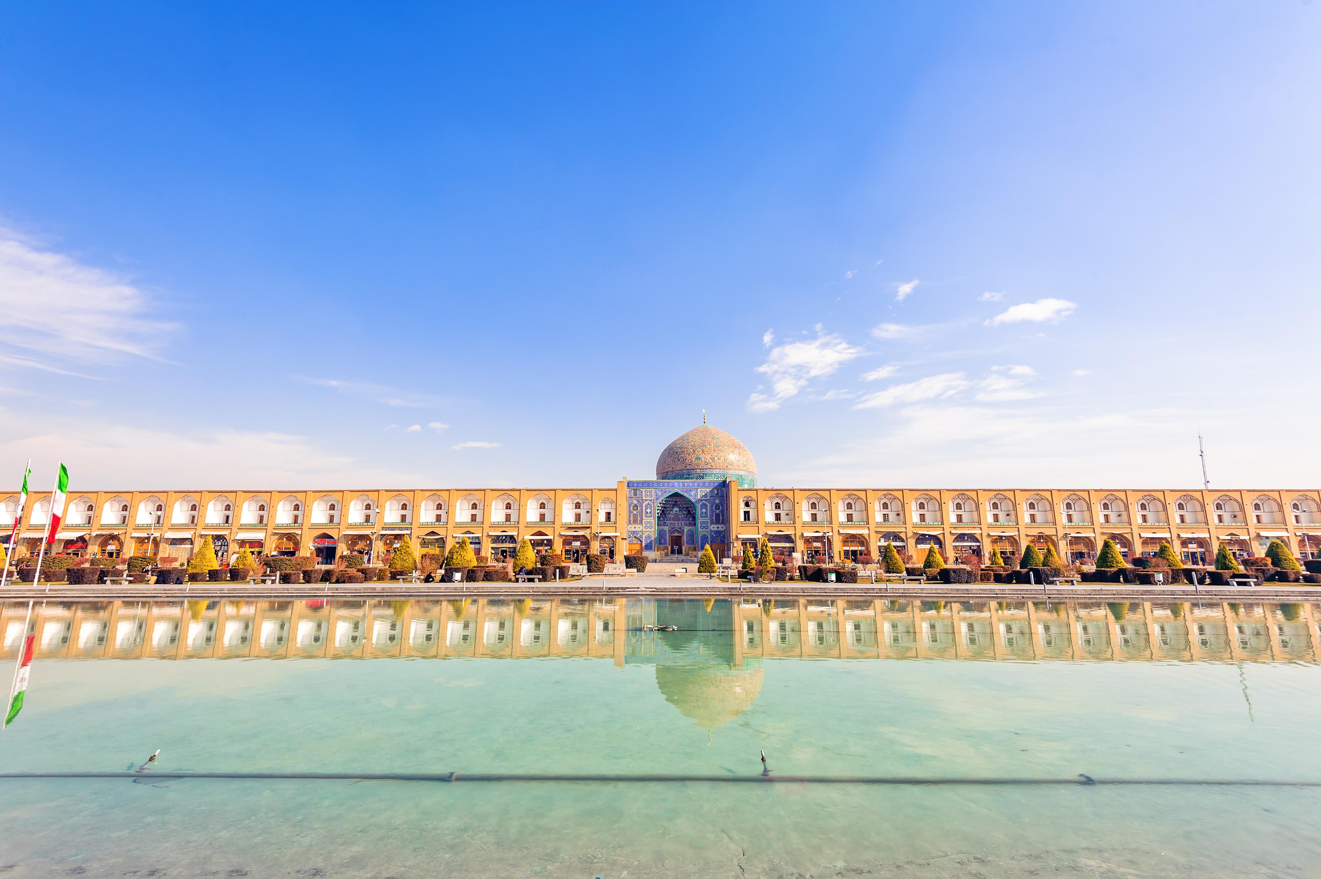 View of Sheikh Lotfollah Mosque in the stunning courtyard © Hamdan Yoshida / Shutterstock