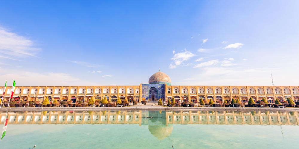 Water feature in Naqsh-e Jahan Square. – © Hamdan Yoshida / Shutterstock