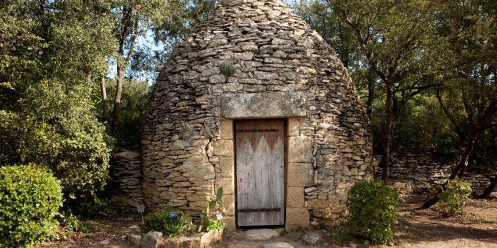 Une capitelle construite en pierres sèches, typique des paysages méditerranéens. – © Y.de Fareins Une capitelle construite en pierres sèches, typique des paysages méditerranéens. – © Y.de Fareins