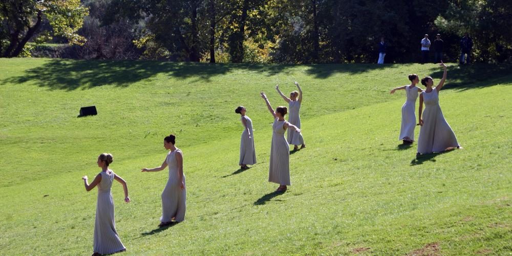 Priestesses during the Ceremony of the Lighting of the Olympic Flame, performing on the slope of the Stadium. – © Hellenic Ministry of Culture and Sports / Ephorate of Antiquities of Ilia