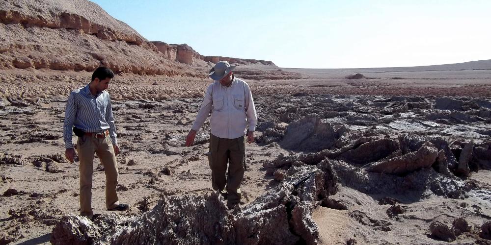Experts assessing geological formations in Lut Desert. – © Mehran Maghsoudi