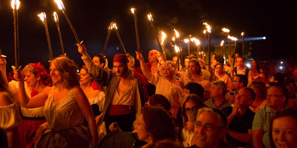 Every September, Aranjuez comes alive with the celebrations of the ‘Fiestas del Motín de Aranjuez’ - the 1808 Riot of Aranjuez Festival. It’s one of the biggest events of the year in Aranjuez, with historical reenactments, theatre, parades and music. – © Miguel Portillo / Municipality of Aranjuez Every September, Aranjuez comes alive with the celebrations of the ‘Fiestas del Motín de Aranjuez’ - the 1808 Riot of Aranjuez Festival. It’s one of the biggest events of the year in Aranjuez, with historical reenactments, theatre, parades and music. – © Miguel Portillo / Municipality of Aranjuez