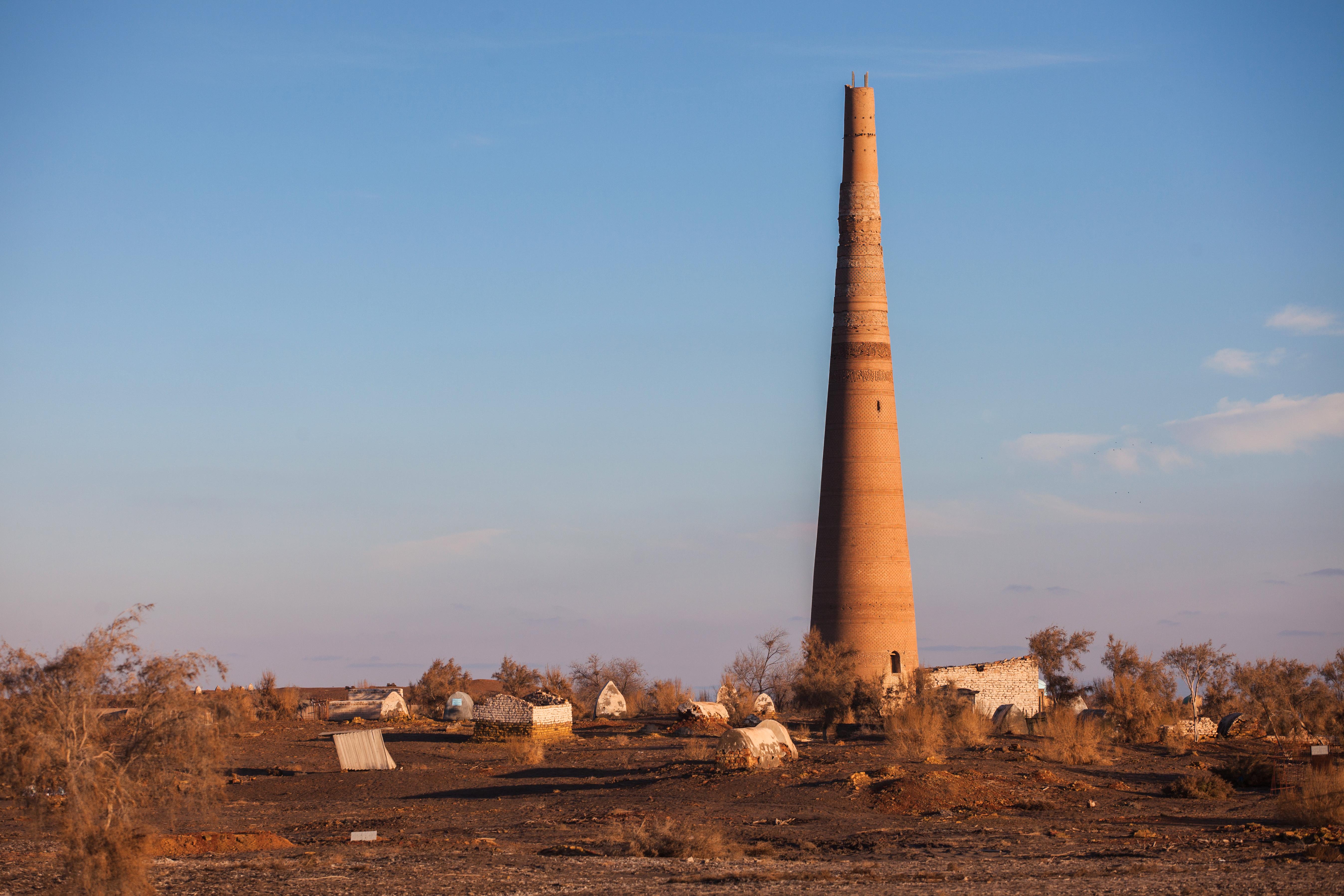 Kutlug-Timur Minaret Beautiful Places in Turkmenistan-CrazynewsX