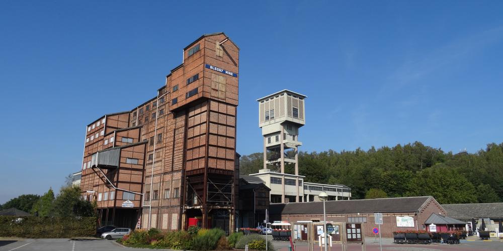 Photo de l'avant du site de Blegny-Mine avec une vue du puits n°1, les installations de nettoyage et triage et le terril. – © Pierre Servais / Blegny-Mine