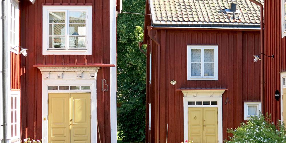 Apart from still-in-use homes, there are also craft and antique shops on site—as well as exhibitions. Abrahamsgården farm in Norberg (pictured) is an old mining farm. – © Ekomuseum Bergslagen