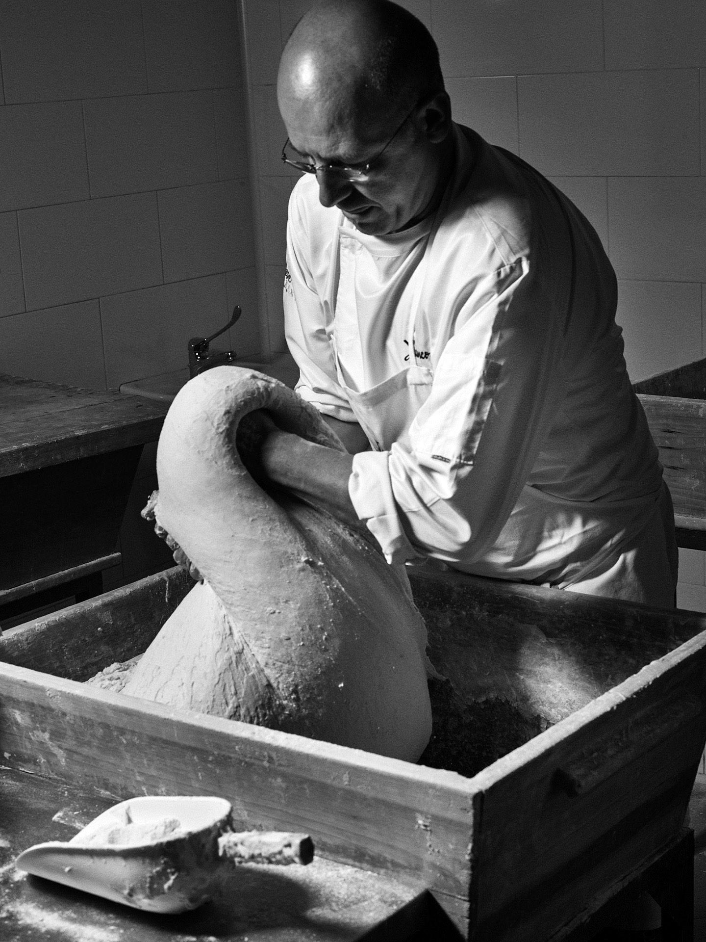 Maestro Franco Pepe works the dough for the best pizza in Italy. – © Tuukka Koski