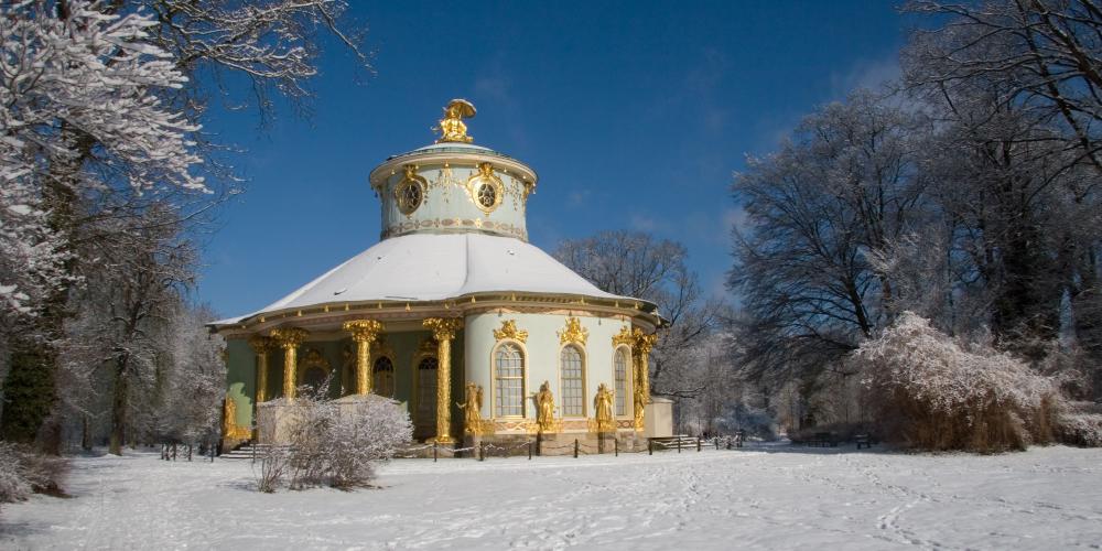 At the height of European enthusiasm for the chinoiserie, the traditions of this fashion of interior decoration were linked to Prussian gardens as well. – © B. Kröger / SPSG, Chinese House Sanssouci Park, Potsdam