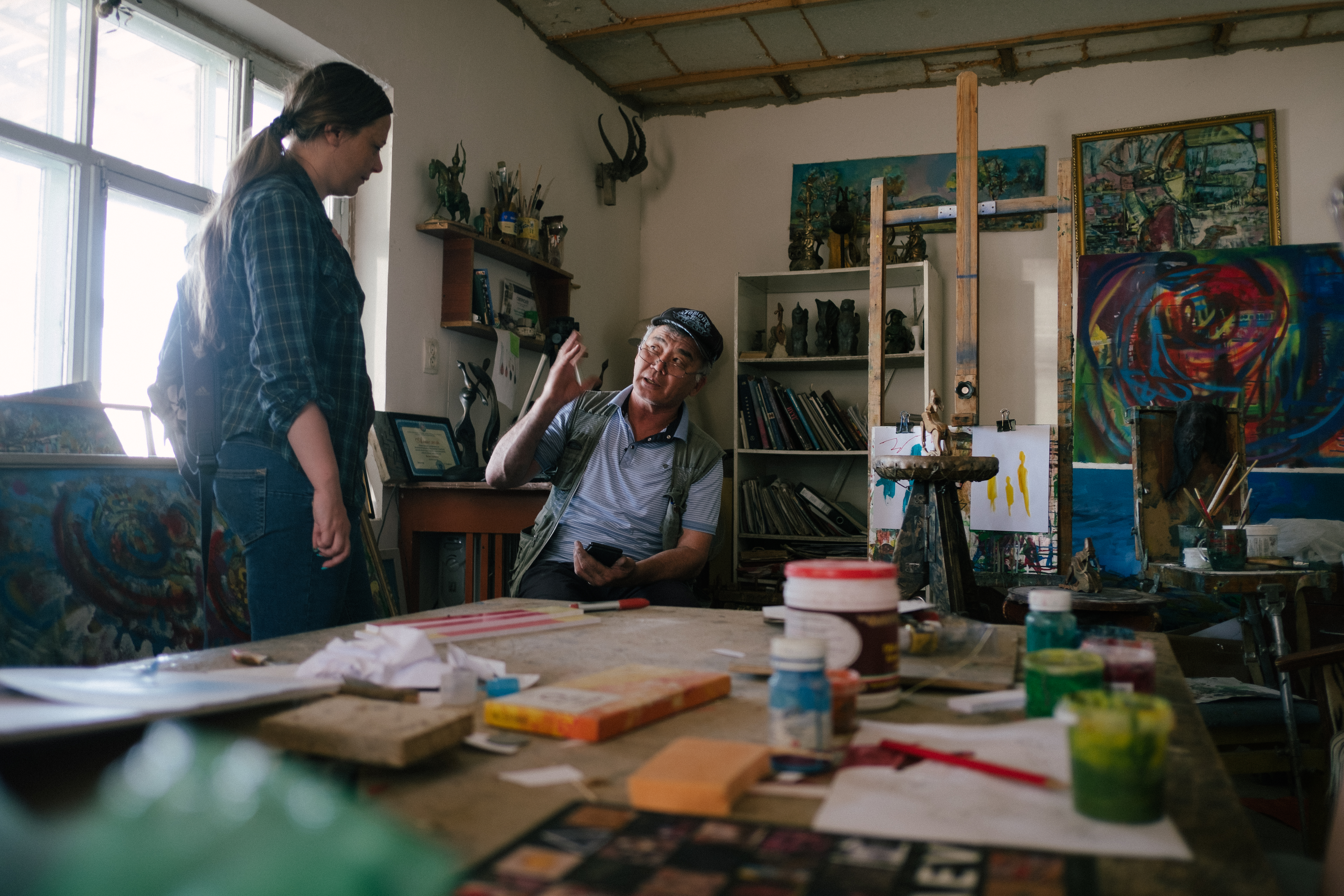 Kazakh painter in his studio – © UNESCO