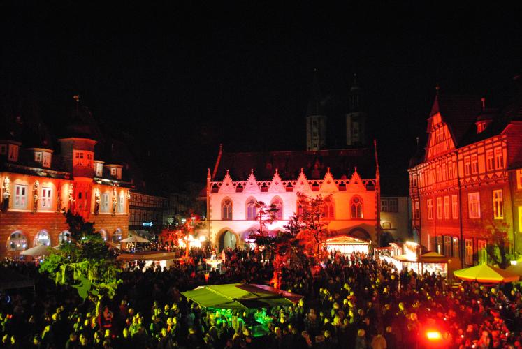 The red illuminated marketplace provides a wonderful background for the Walpurgis Night. – © GOSLAR marketing gmbh
