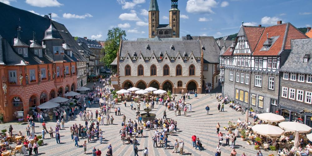 Goslar is always buzzing with activity. Pictured: the Market square, town hall, and market church "St. Cosmas and Damian," which was built during the 11th century. – © Stefan Schiefer / GOSLAR marketing gmbh