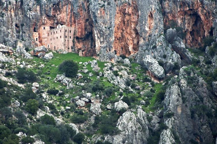Abbey Avgou Monastery, embedded in the cliffside. – © Hellenic Ministry of Culture and Sports / Ephorate of Antiquities of Argolida
