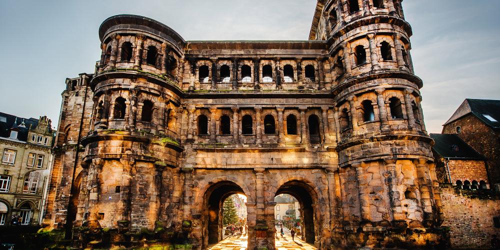 Front view of the Porta Nigra (Black Gate) in Trier, Germany, built by the Romans in 170 AD. – © Alex Tihonovs / Shutterstock