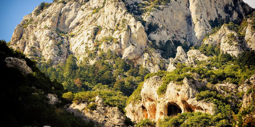 The crag of Lagada is hidden within the forests of majestic Mt Taygetus. – © X. Tsipokas