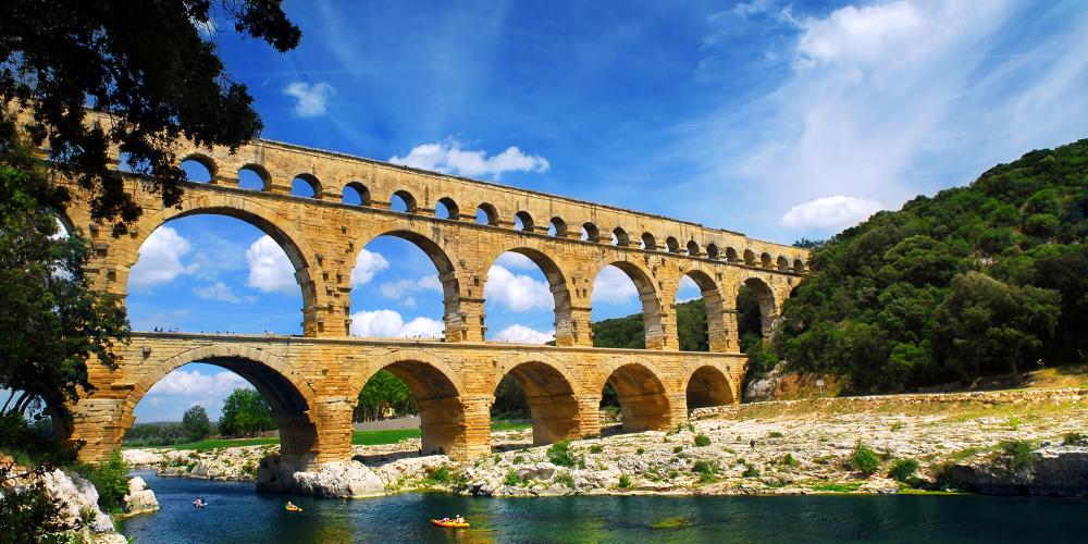 Le pont du Gard fait partie d'un aqueduc romain dans le sud de la France près de Nîmes. – © Elena Elisseeva / Shutterstock