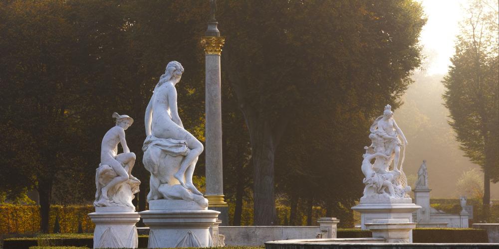 La façade côté jardin depuis le parterre avec le rond-point français. Frédéric de Prusse reçu un cadeau d'une grande valeur de la part du roi Louis XV (1715-1774) en 1750. Cinq statues de marbre furent amenées par voie fluviale jusqu'à Potsdam. Quatre d'entre elles forment la base pour les douze sculptures qui encadrent la place circulaire. – © H.Bach / SPSG