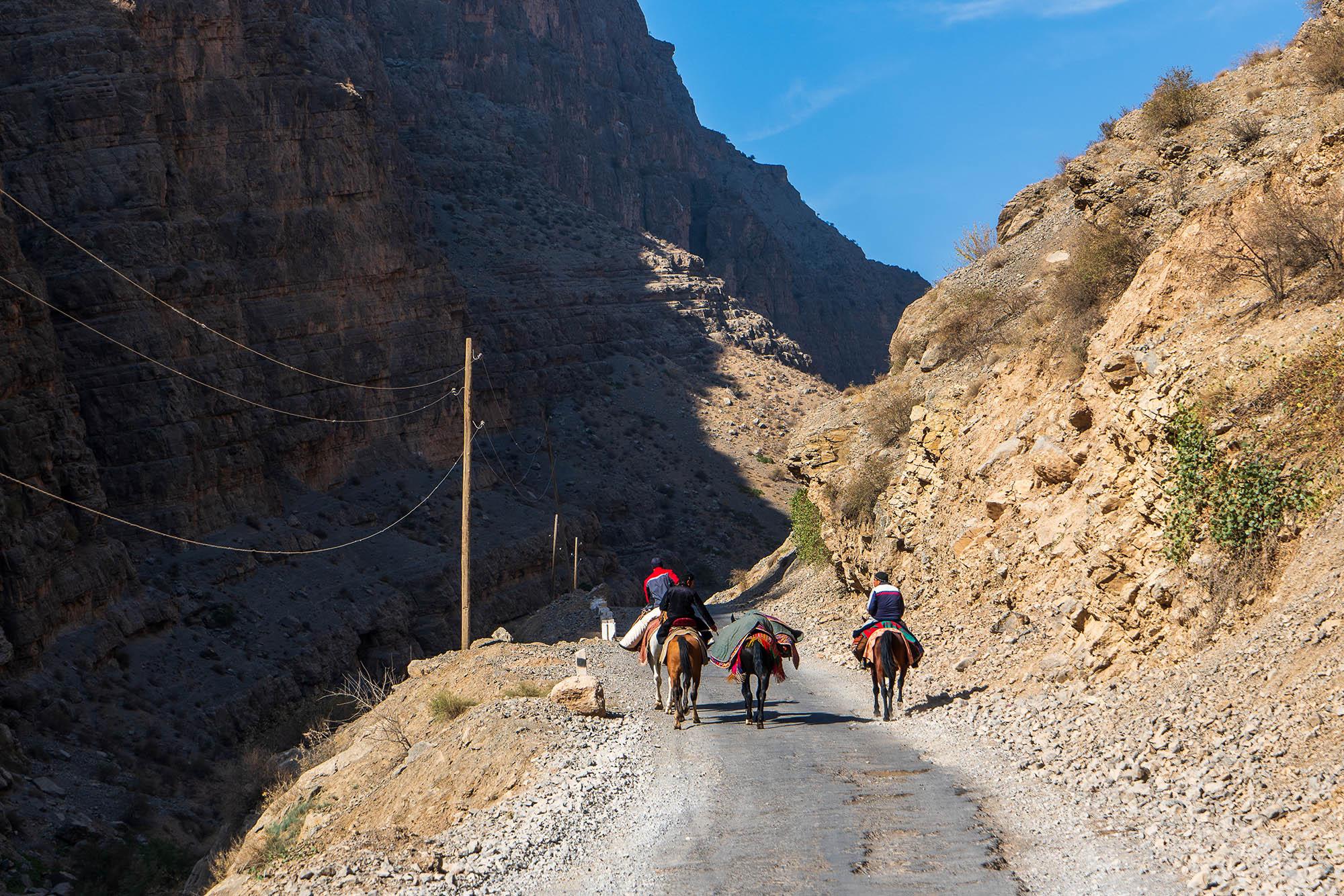 Horse-riding into a canyon in Uzbekistan – © Angela Meier / Shutterstock