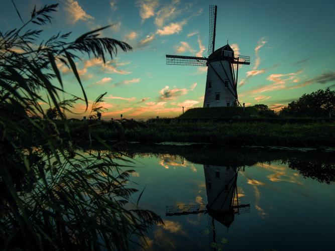 Moinho De Vento No Damme, Belgiumm De Bruges Imagem de Stock - Imagem de  colorido, nascente: 15892587