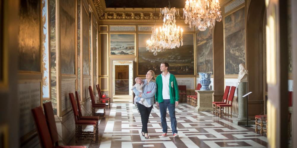 Depuis le deuxième étage du château, vous aurez une vue magnifique sur les jardins qui, au XVIIe siècle, étaient réservés à la famille royale et à leurs invités. – © Kate Gabor