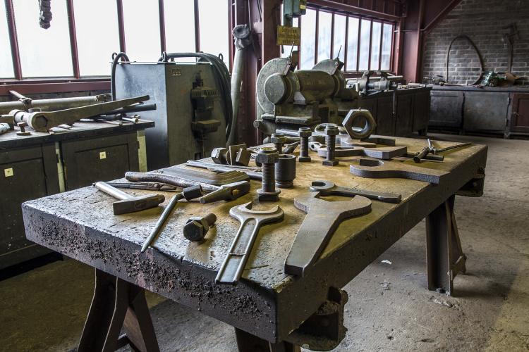 Les outils lourds peuvent être examinés dans l'atelier du Puits XII de Zollverein. – © Jochen Tack / Zollverein Foundation