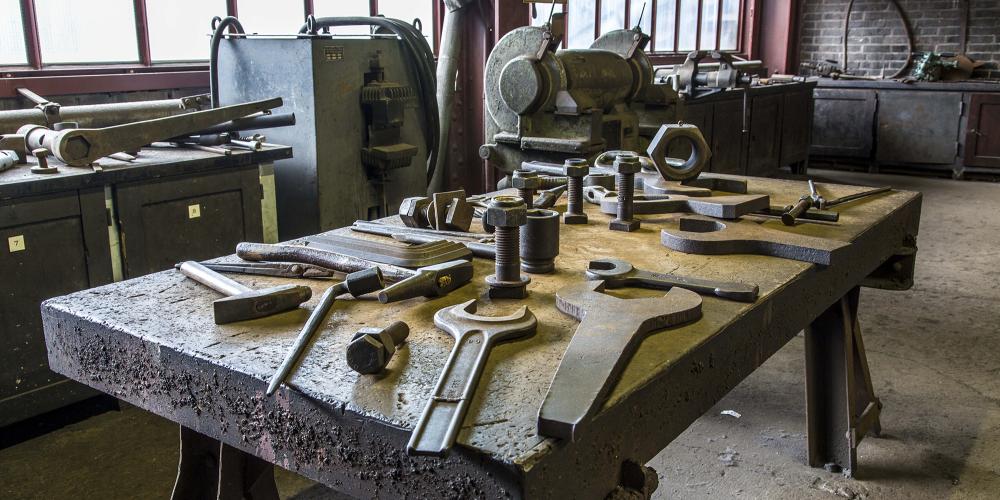 Heavy repair tools can be examined in the workshop of Zollverein Shaft XII. – © Jochen Tack / Zollverein Foundation Heavy repair tools can be examined in the workshop of Zollverein Shaft XII. – © Jochen Tack / Zollverein Foundation