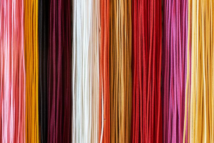 Traditional colours used for hand-woven rugs – © Serhii Ivashchuk / Shutterstock