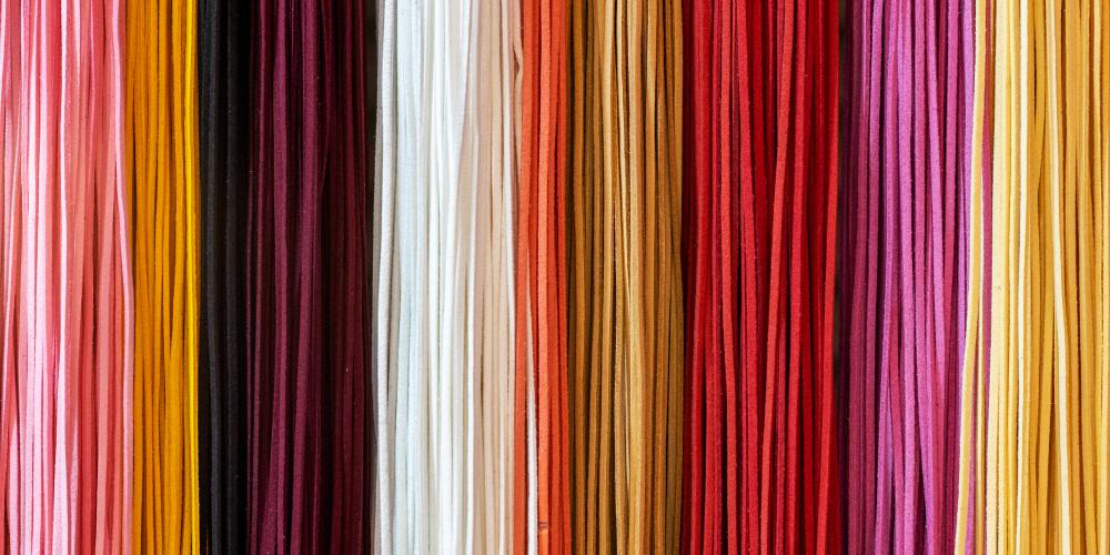 Traditional colours used for hand-woven rugs – © Serhii Ivashchuk / Shutterstock