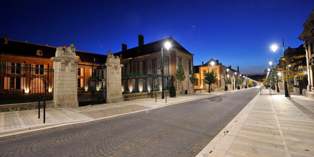 Les visites guidées et dégustation dans les maisons de Champagne ont lieu la journée, comme l'atteste cette prise de vue de l'Avenue de Champagne le soir. – © Michel Jolyot