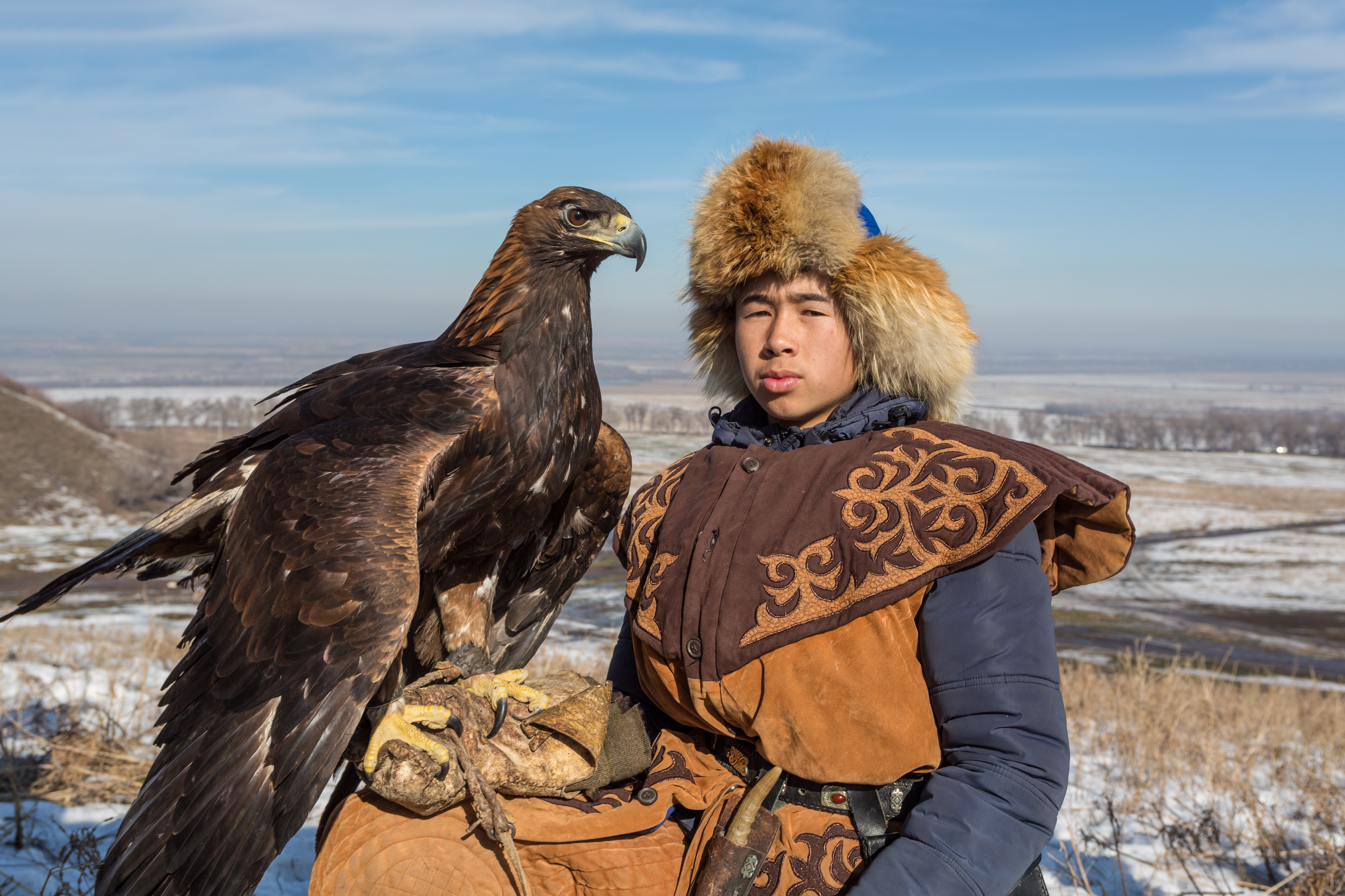 A Kazakh eagle hunter and his eagle – © Alexandr Vlassyuk / Shutterstock