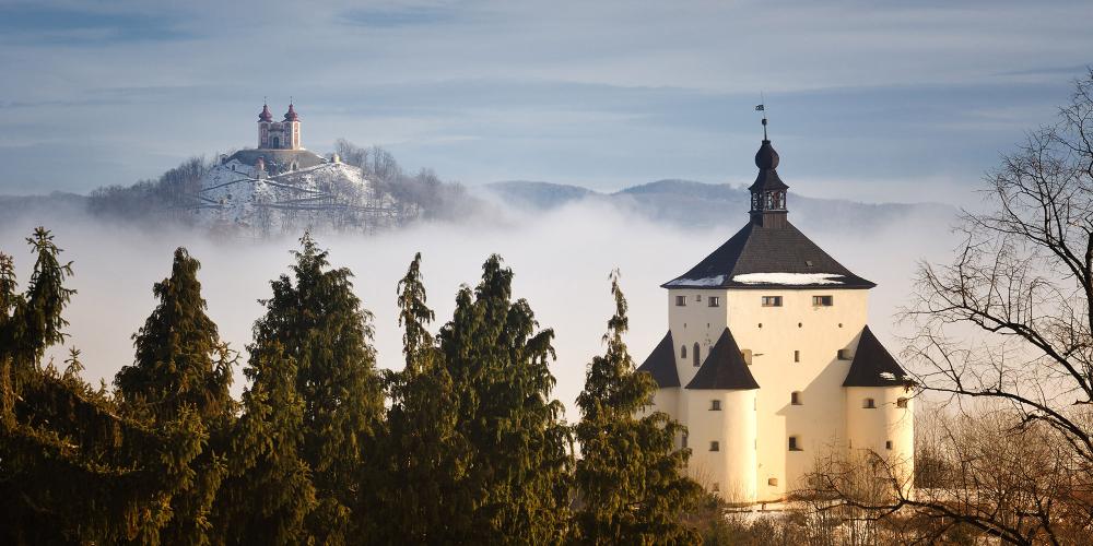 Mist and snow surrounds the New Castle and Calvary in Banská Štiavnica. – © Maran Garai / Shutterstock