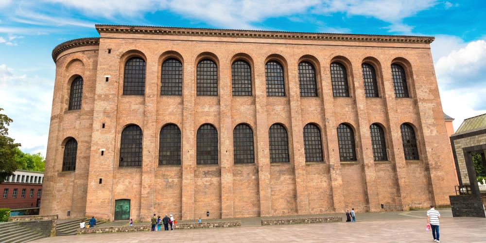 The so-called Basilika, Constantine's throne room, is the largest surviving single-room structure from Roman times. – © S-F / Shutterstock