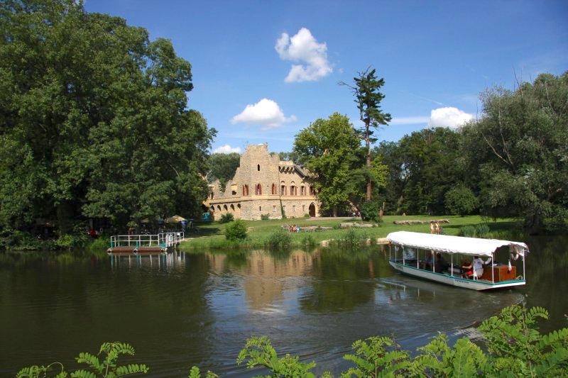 You can explore Lednice Park and its monuments on a relaxing boat ride – © Plavební cruides - www.plavby-lednice.cz